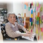 七夕飾りの前で 2