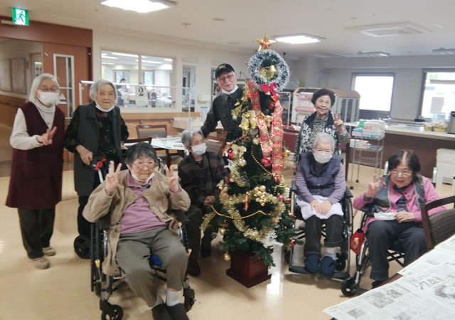 クリスマスツリー飾りつけ